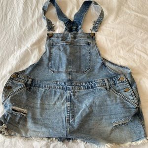 Bibbed overall jean shorts